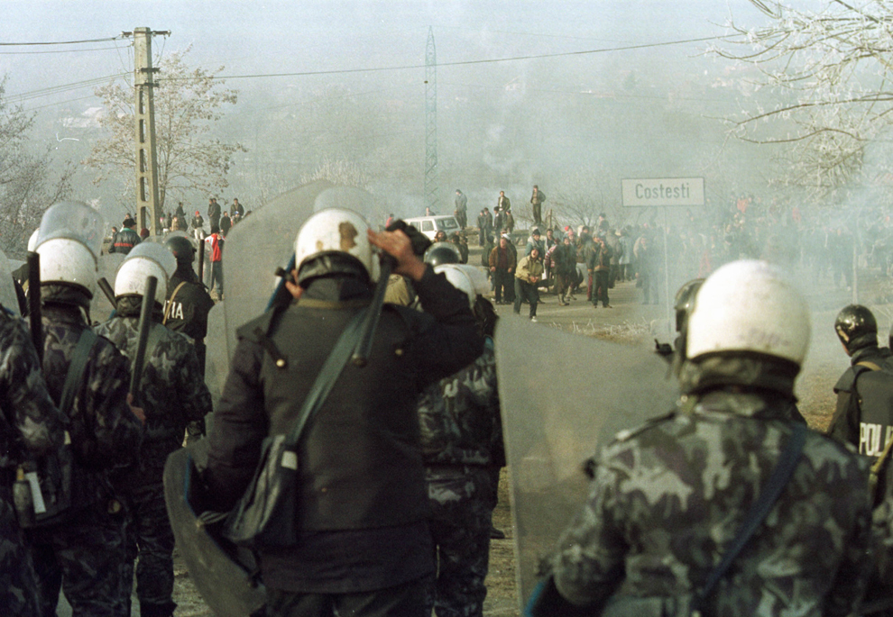 Câteva mii de mineri, conduşi de Miron Cozma, au pornit într-un marş de protest neautorizat, spre Bucureşti. În imagine, trupe de jandarmi încearcă oprirea protestatarilor.