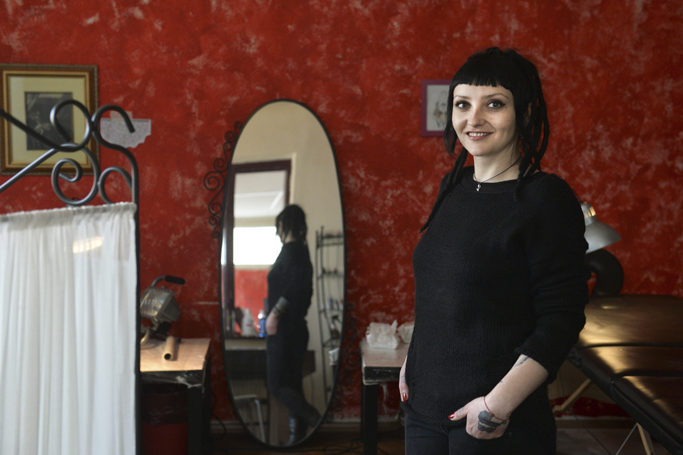 Carolina Huncu, 29 ani, tattoo artist la "Pisica Grasă Tattoo and Piercing".
