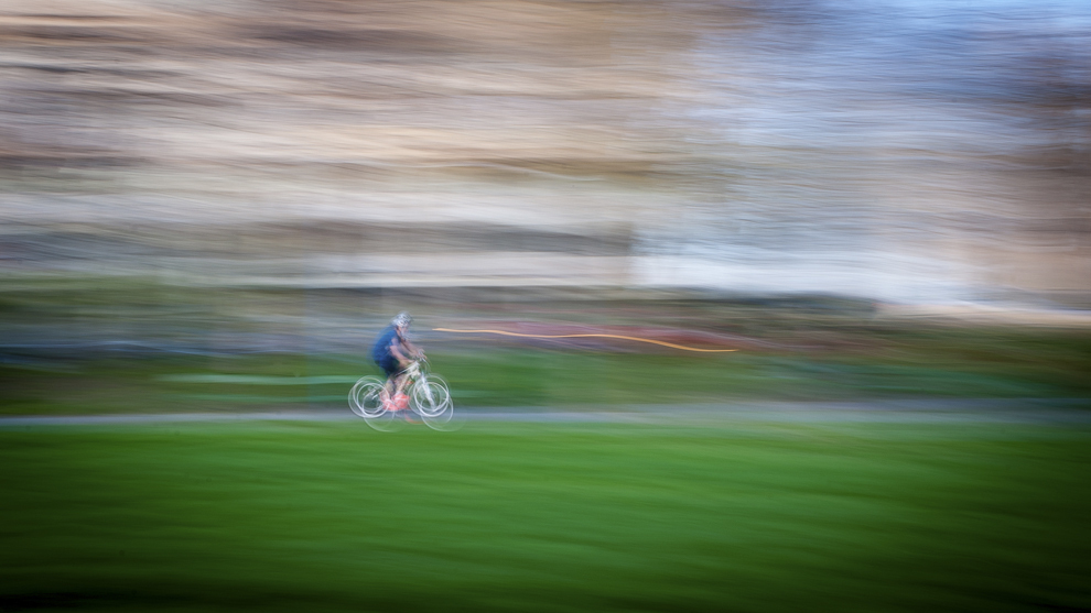 O persoană merge cu bicicleta în jurul lacului din Parcul Circului, în Bucureşti, miercuri, 10 aprilie 2013.