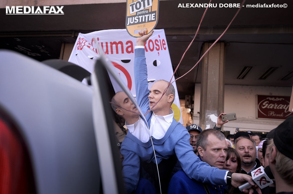 Prezentatorul TV Rares Bogdan reactioneaza in timpul unui protest anti PSD, in fata Salii Palatului din Bucuresti, in timpul desfasurarii lucrarilor congresul extraordinar al Partidului Social Democrat, sambata 10 martie.