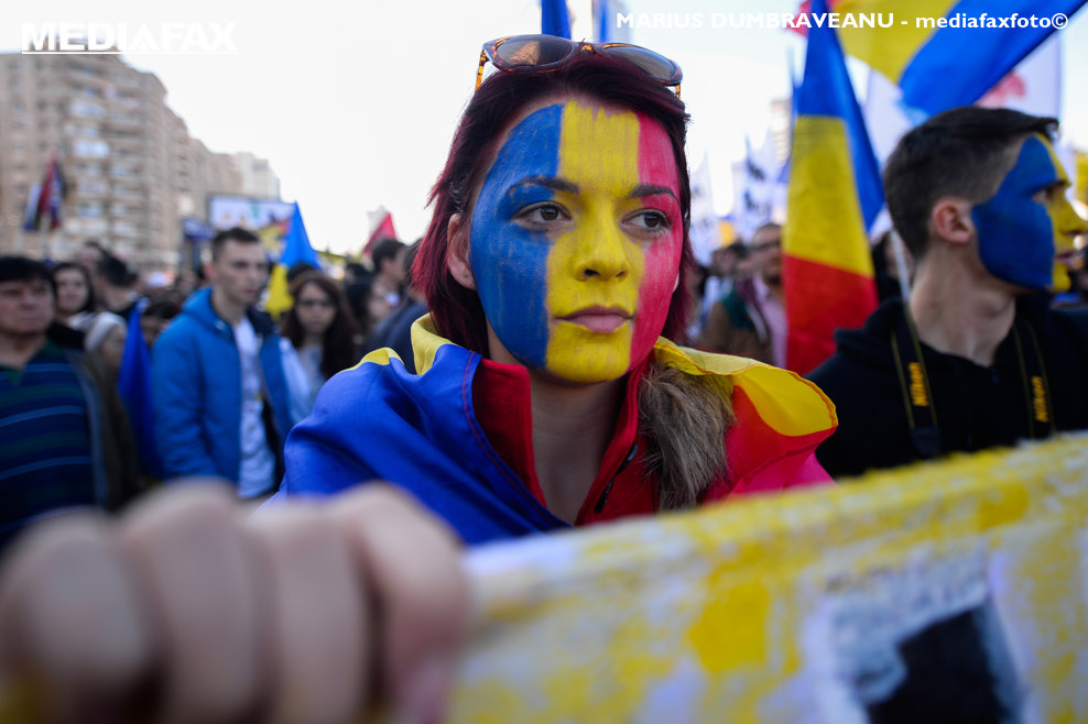 Persoane participa la un mars pentru unirea Basarabiei cu România, in Bucuresti, duminica, 20 octombrie 2013. MARIUS DUMBRAVEANU / MEDIAFAX FOTO