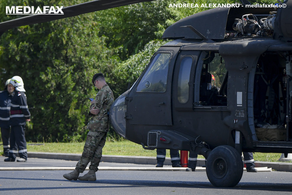 Un militar american se sprijina de un elicopter Black Hawk apartinand Armatei S.U.A, dupa ce a aterizat fortat in timpul repetitiilor pentru parada dedicata sarbatoririi Zilei Aviatei, in Bucuresti, joi, 17 iulie 2021. ANDREEA ALEXANDRU / MEDIAFAX FOTO
