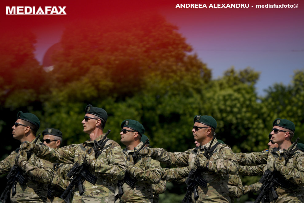 Militari din cadrul Armatei Romaniei care au indeplinit misiuni in teatrul de operatii trec pe sub Arcul de Triumf in timpul ceremoniei militare prilejuite de incheierea misiunii NATO Resolute Support din teatrul de operatii din Afganistan, la Arcul Triumf din Bucuresti, miercuri, 21 iulie 2021. ANDREEA ALEXANDRU / MEDIAFAX FOTO