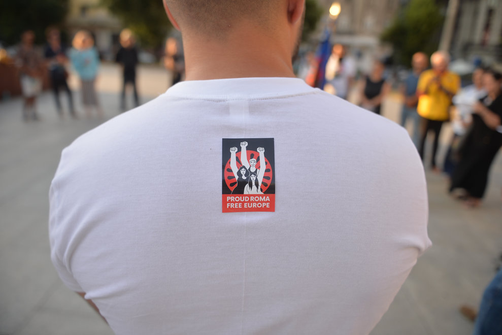 Un sticker pe care scrie: Proud Roma Free Europe, se poate vedeape un tricou al unui participant la evenimentul organizat cu prilejul comemorarii Holocaustului impotriva rromilor:„Ages ashti rovas/Astazi putem plange”, luni, 2 august 2021, in Bucuresti. Porajmos - Holocaustul romilor - este comemorat în fiecare an pe 2 august. In perioada celui de-al doilea razboi mondial, Germania Nazista si aliatii ei, printre care si Romania, au provocat un genocid in care au pierit, potrivit Muzeului Holocaustului de la Washington, între 250 si 500 de mii de romi. ALEXANDRU DOBRE/ MEDIAFAX FOTO.