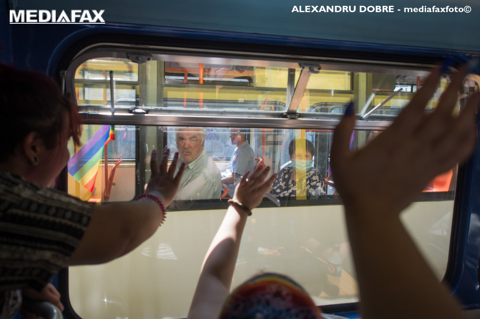 Membri ai comunitatii LGBTQAI+  saluta calatorii dintr- un tramvai in timpul evenimentul "Tramvaiul Rainbow", din cadrul Bucharest Pride 2021, sambata, 14 august 2021. Tramvaiul Rainbow a pornit din Depoul Dudeşti si va circula prin Bucuresti timp de 75 de minute.
ALEXANDRU DOBRE/ MEDIAFAX FOTO.