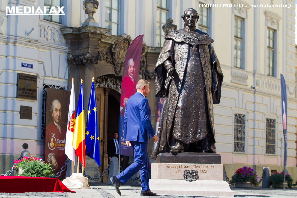 Presedintele Klaus Iohannis participa la ceremonia de dezvelirea a statuii lui Samuel von Brukenthal in Piata Mare din Sibiu, sambata, 11 septembrie 2021. OVIDIU MATIU / MEDIAFAX FOTO