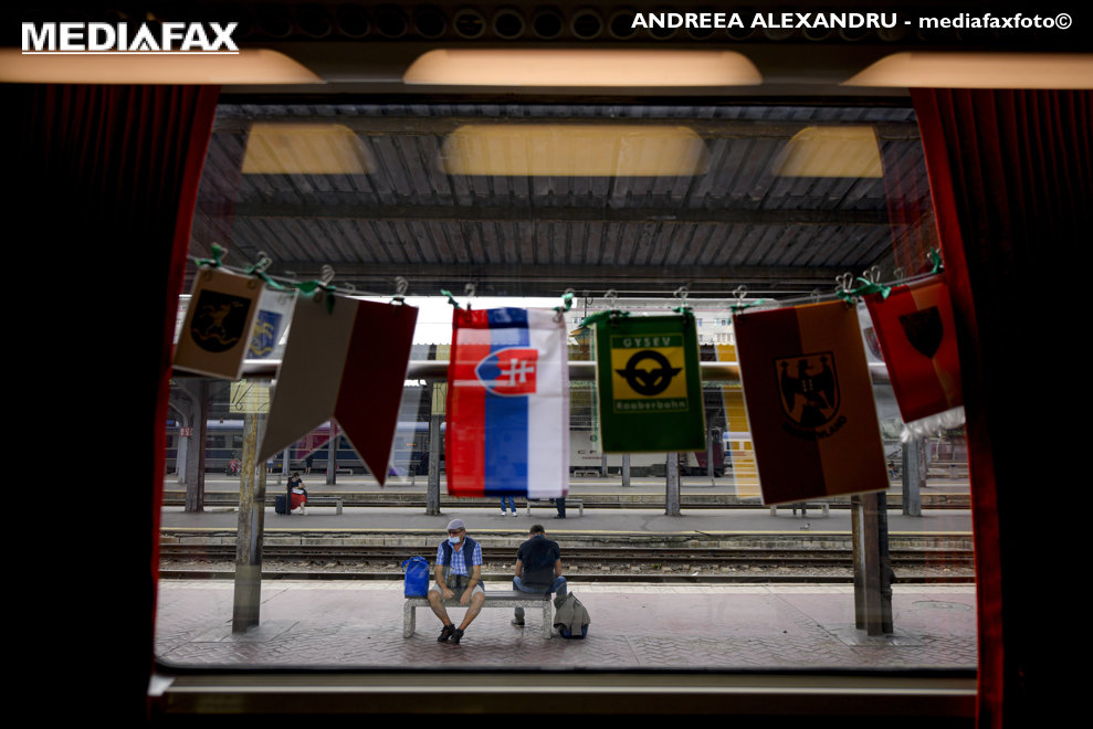 Doua persoane pot fi vazute pe un peron al Garii de Nord unde se afla stationat trenul Connecting Europe Express, in Bucuresti, vineri, 17 septembrie 2021. ANDREEA ALEXANDRU / MEDIAFAX FOTO