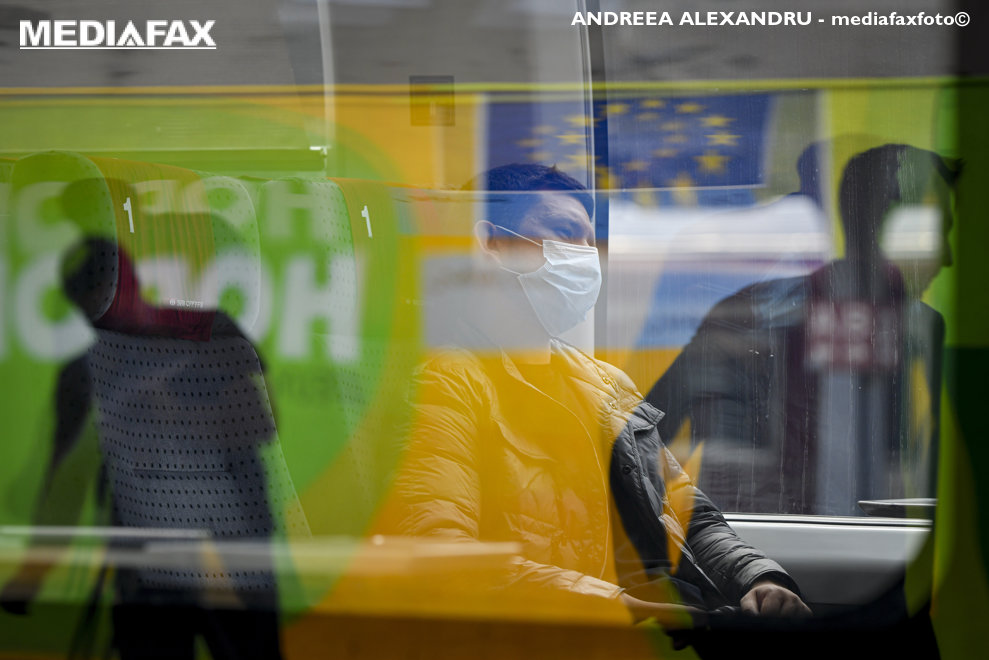Un barbat sta in trenul Connecting Europe Express in Gara de Nord din Bucuresti, vineri, 17 septembrie 2021. ANDREEA ALEXANDRU / MEDIAFAX FOTO