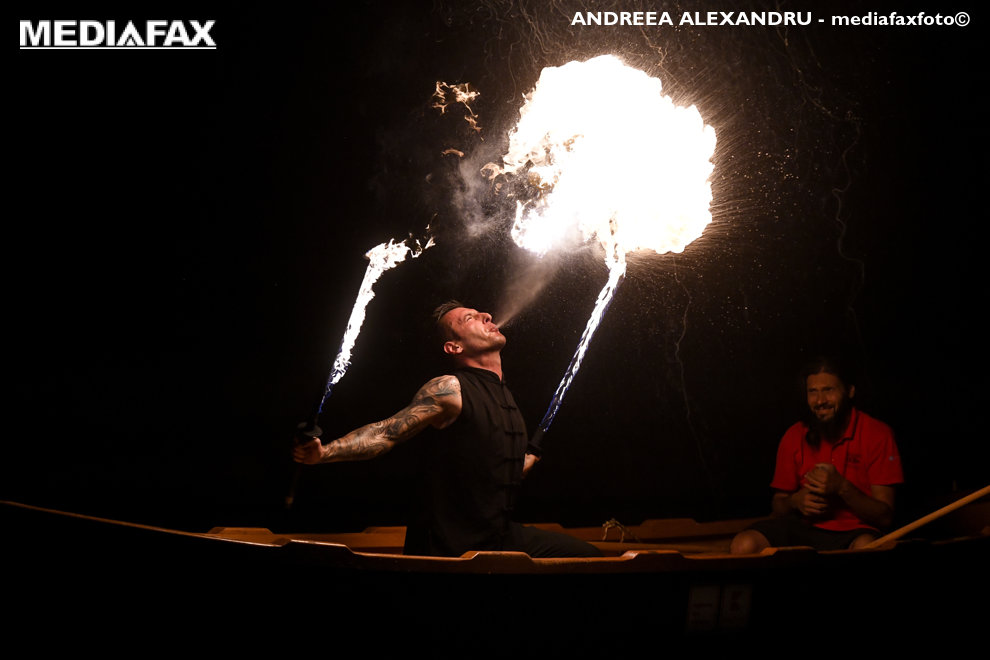 Radu Dima roteste sabii de foc in timpul performance-ului "Smoke and Flame on the water" in timpul evenimentului Dambovita Delivery parte din Street Delivery 2021, pe cheiul Dambovitei din Bucuresti, vineri, 17 septembrie 2021. ANDREEA ALEXANDRU / MEDIAFAX FOTO