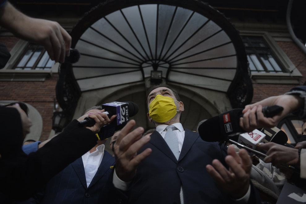Ludovic Orban, alaturi de parlamentarii dezafiliati de la grupurile PNL, sustine o declaratie de presa, la sediul central al Partidului National Liberal din Bucuresti, marti, 23 noiembrie 2021. ALEXANDRU DOBRE / MEDIAFAX FOTO
