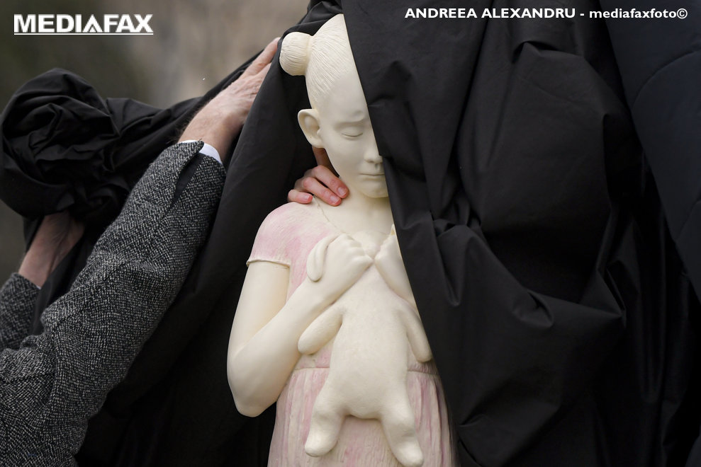 Persoane dezvelesc o statuie reprezentand suferinta unui copil abuzat sexual, in timpul protestului "Salvati-ma" organizat de comunitatea Declic prin care se solicita parlamentarilor o lege anti-viol care sa protejeze copiii, in fata Palatului Parlamentului din Bucuresti, luni, 6 decembrie 2021. ANDREEA ALEXANDRU / MEDIAFAX FOTO