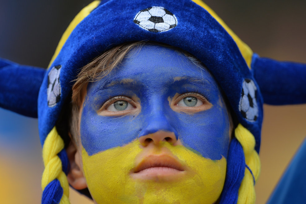 O suportera a echipei nationale de fotbal a Ucrainei asteapta inceperea meciului Ucraina - Austria din ultima runda a grupei C de la Euro 2020, disputat pe stadionul Arena Nationala din Bucuresti, luni, 21 iunie 2021. ALEXANDRU DOBRE / MEDIAFAX FOTO