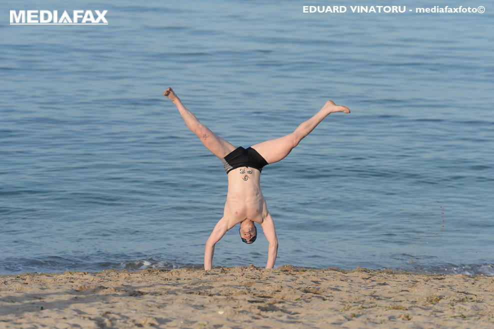 Un barbat face exercitii fizice pe plaja in timpul mini-vacantei ce a reunit atat zilele libere destinate sarbatoririi Pastelui, cat si pe cele dedicate zilelor de 1 si 2 mai, duminica, 2 mai 2021, in Mamaia. EDUARD VINATORU / MEDIAFAX FOTO
