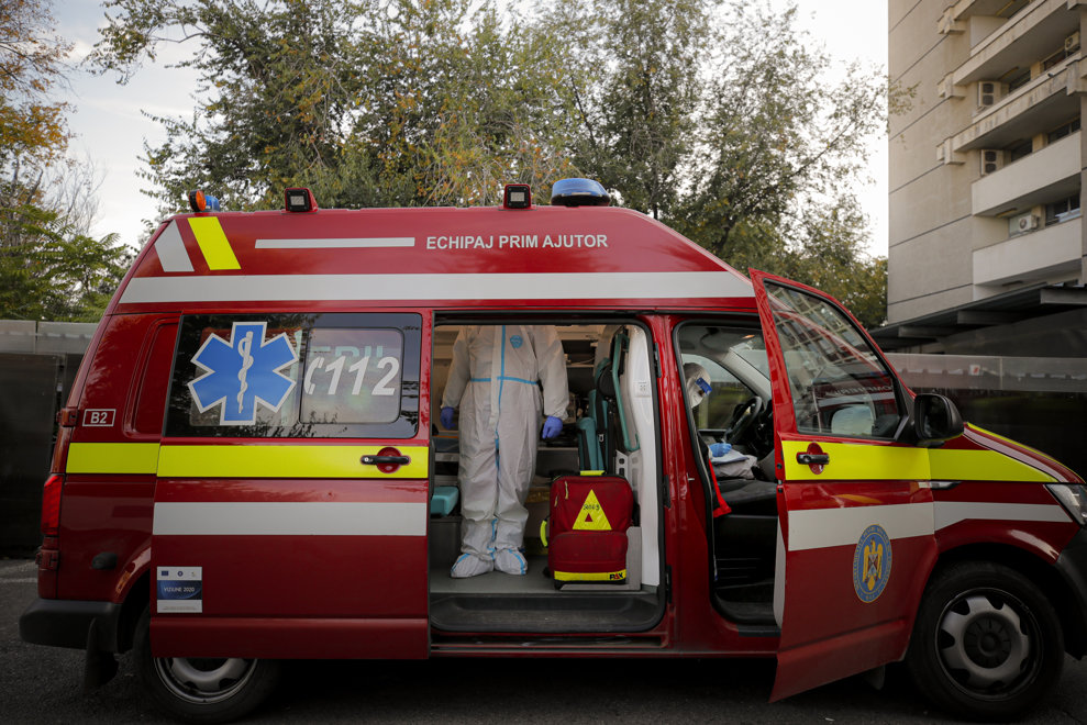 Paramedici ies din Unitatea de Primiri Urgente a Spitalului Universitar de Urgenta Bucuresti, vineri, 22 octombrie 2021. ANDREEA ALEXANDRU