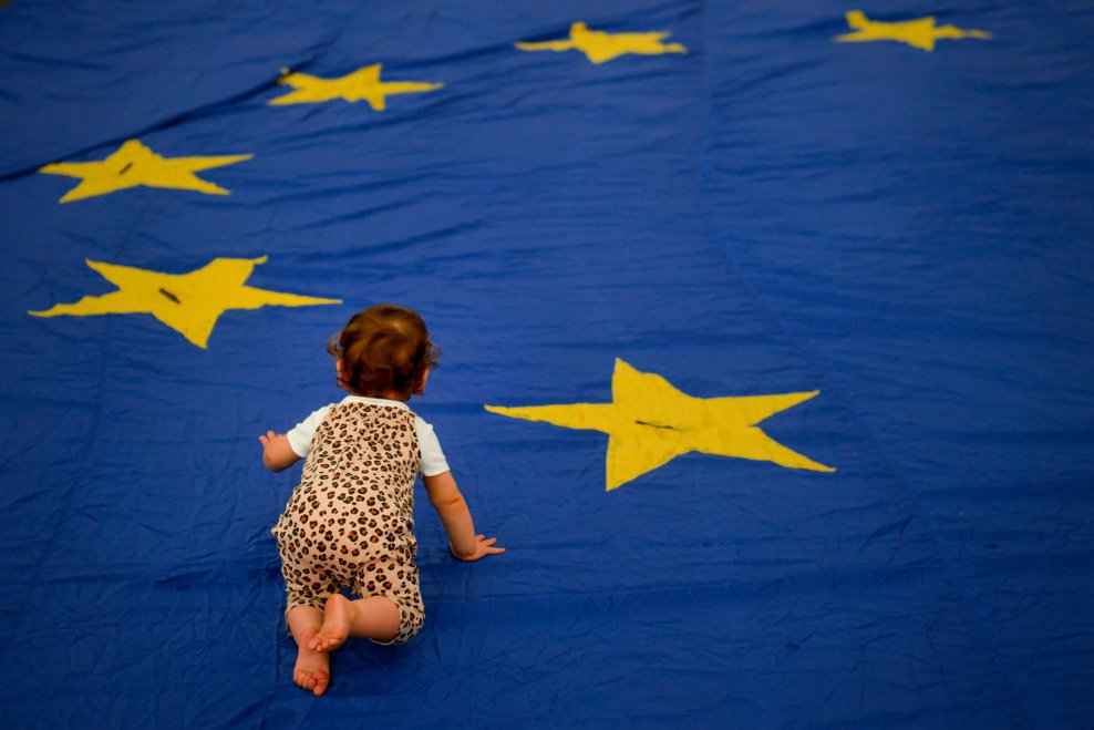 O fetita se plimba pe steagul Uniunii Europene, in timpul protestului "Vrem vinovatii pentru 10 august 2018", in Piata Victoriei din Bucuresti, marti, 10 august 2021. ANDREEA ALEXANDRU / MEDIAFAX FOTO
