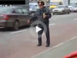Un politist beat dirijeaza circulatia cu o doza de bere in mana! (Video)
