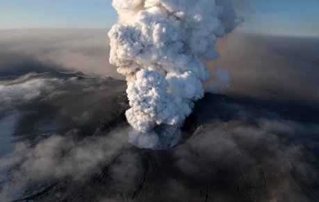 Vulcanul Eyjafjallajokul din Islanda, erupţia din 2010