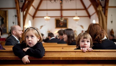 În Nebraska, părinţii sunt arestaţi dacă minorii râgâie în biserică