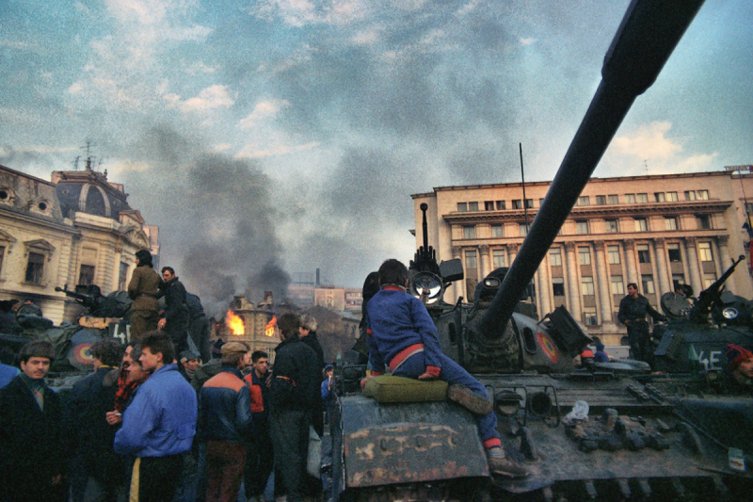 22 decembrie 1989. Ziua în care Ceauşescu a fugit. Zeci de mii de oameni în stradă, sub tiruri de gloanţe