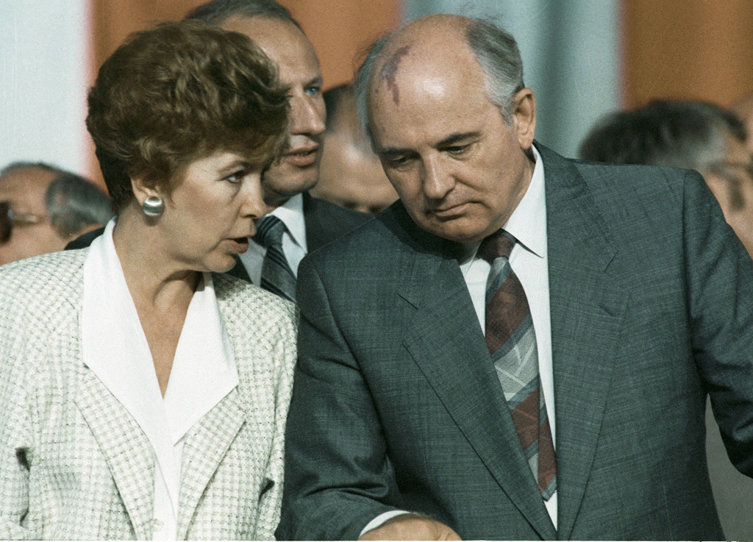 Revoluţia din 1989 şi teoriile conspiraţiei. Ce l-ar fi determinat pe Gorbaciov să iniţieze răsturnarea lui Ceauşescu (Partea a III-a) | VIDEO