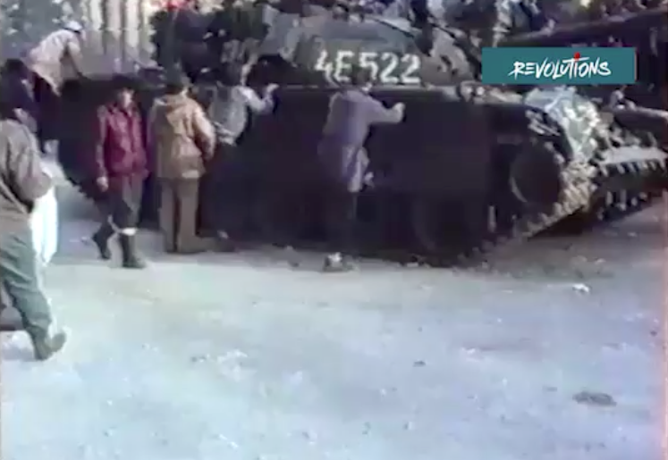 Revoluţionarii se urcă pe tancuri - Bucureşti, 23 decembrie