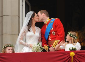 Prinţul William şi Kate Middleton scot la licitaţie o felie de tort de la nuntă