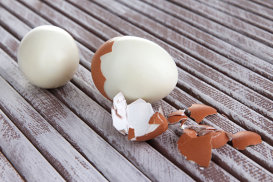 Cea mai rapidă metodă prin care poţi curăţa un ou fiert