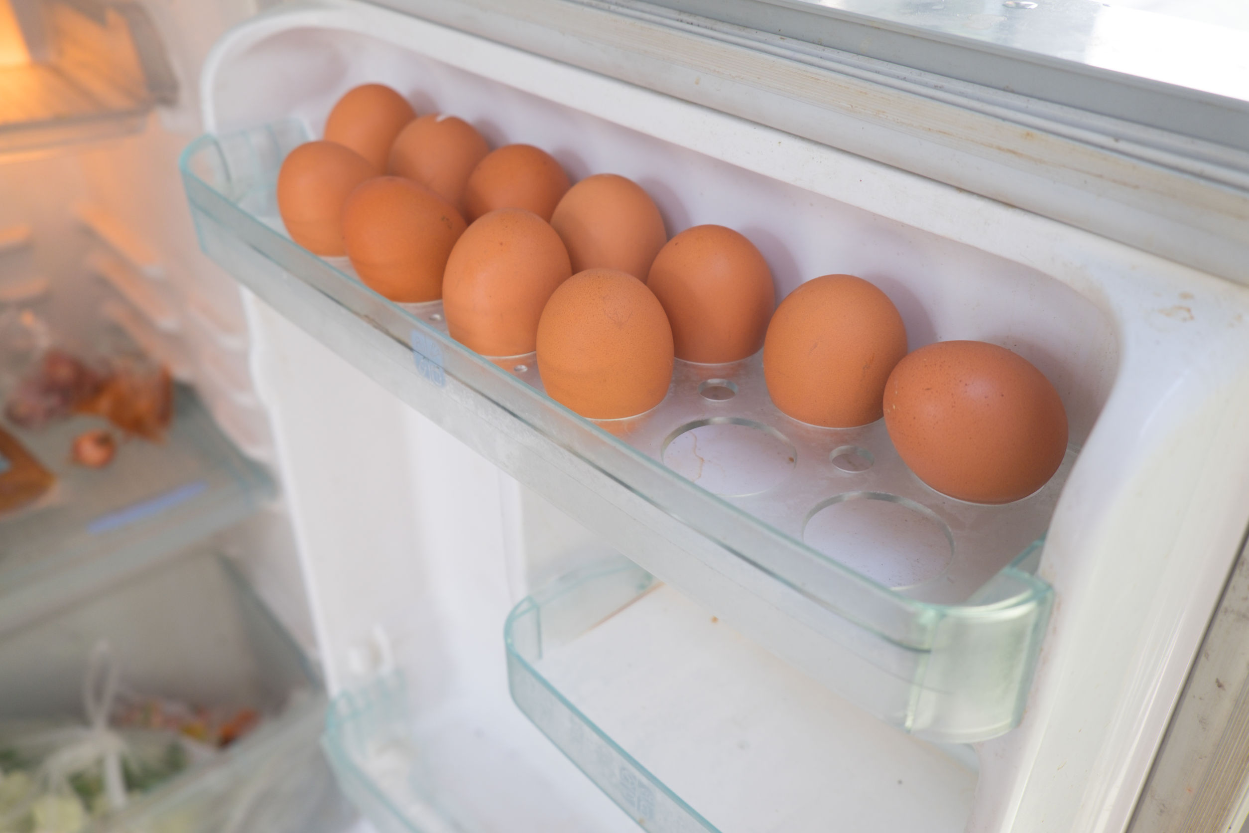 De ce nu este bine să ţii ouăle pe uşa frigiderului