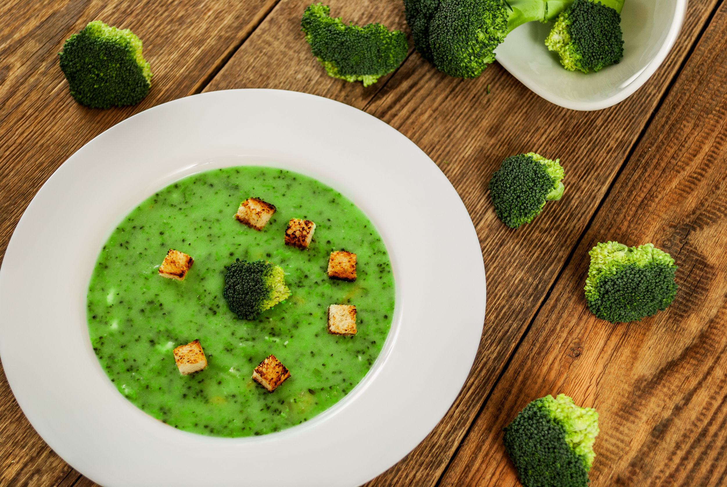 Supă cremă de broccoli cu brânză albastră şi crutoane aromate cu ulei din seminţe de roşii