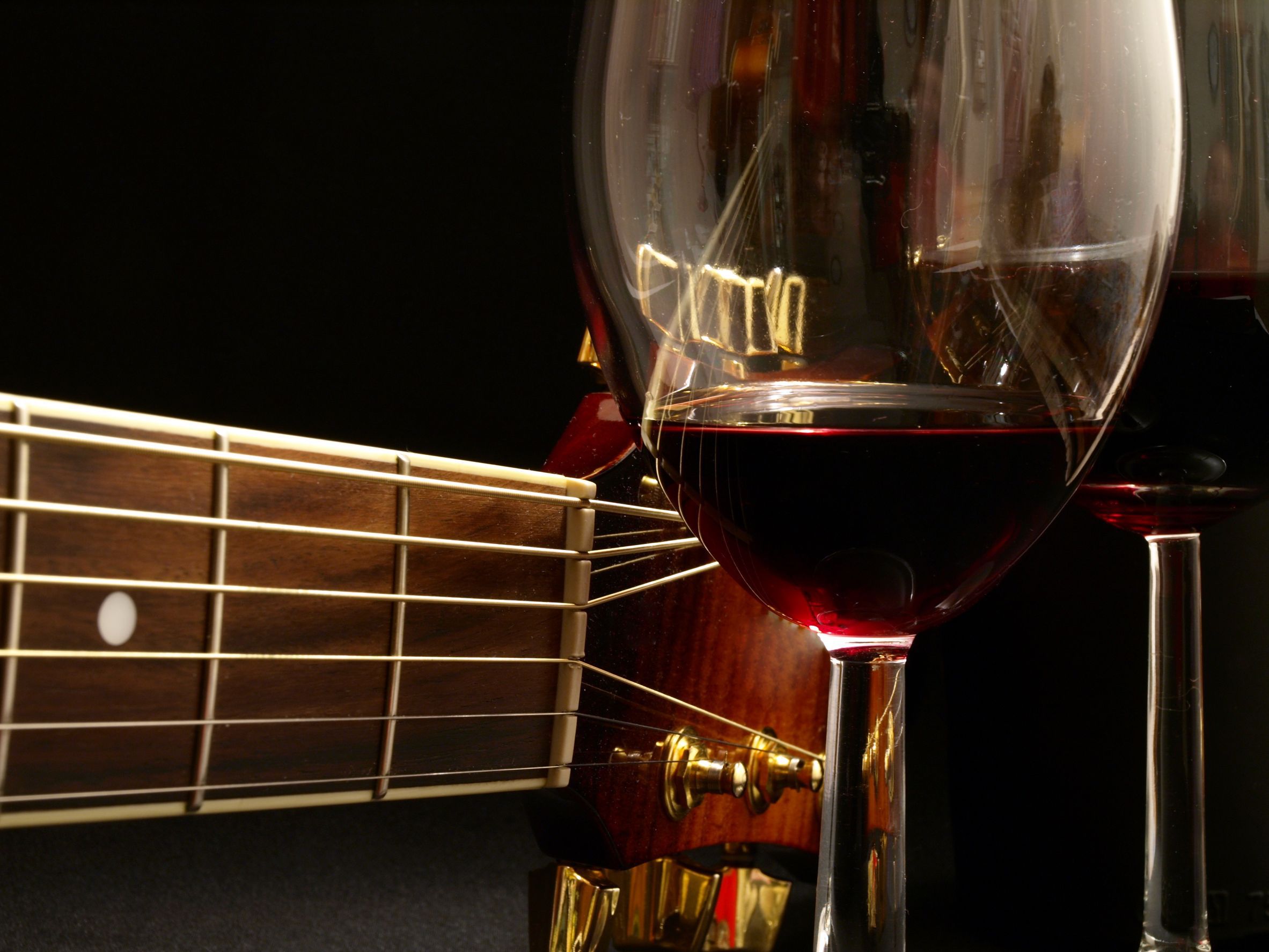 Light hide debate Când muzica schimbă gustul vinului sau invers - Gustarte
