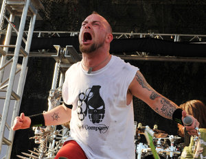 Five Finger Death Punch îşi vor continua turneul european fără vocalistul Ivan Moody