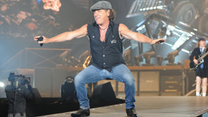 Brian Johnson, fostul vocalist AC/DC, s-a răsturnat cu maşina