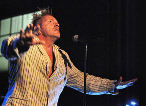 Lui John Lydon, vocalistul Sex Pistols, îi va fi un dor cumplit de Regina Angliei, când aceasta nu va mai fi