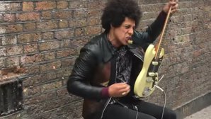 VIDEO: Arată ca Jimi Hendrix şi cântă Motörhead de încremeneşti