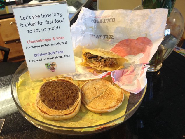 Cele două sandvişuri lăsate pe birou, cu un bilet unde scrie data la care au fost cumpărate