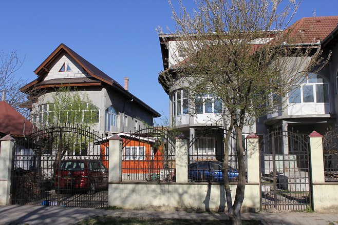 Oraşul din România unde vilele sunt construite din ajutoare sociale britanice. La porţile caselor stau BMW-uri ”sclipitoare” cu numere de Anglia 