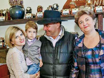 O familie din Fundu Moldovei a făcut de la zero o afacere de 1.000.000 de euro învăţată de la bătrânii satului