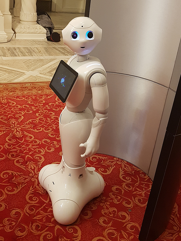 Cele mai noi tehnologii de plată ale Mastercard: roboţi umanoizi, oglinzi şi mese inteligente şi dispozitive care folosesc inteligenţa artificială sau realitatea virtuală