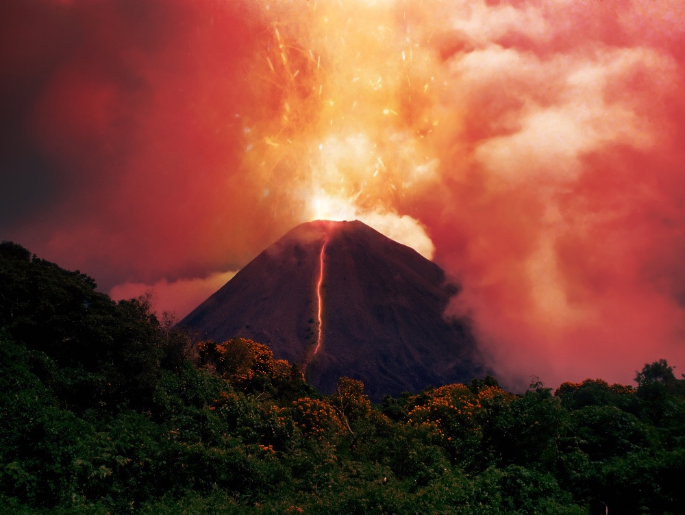 BOMBA CU CEAS a Europei! Imagini extraordinare cu vulcanul care ne poate rade de pe faţa Pământului!