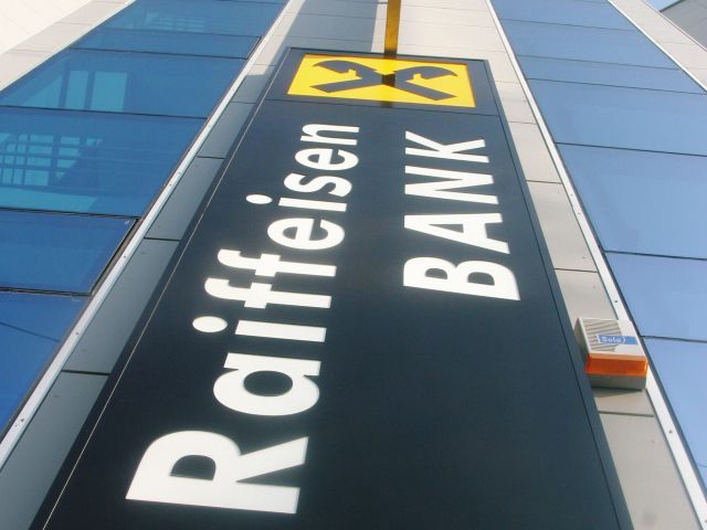 Raiffeisen Bank vrea să trimită la acţionari în Austria dividende de aproape 400 mil. lei (peste 80 mil. (...)