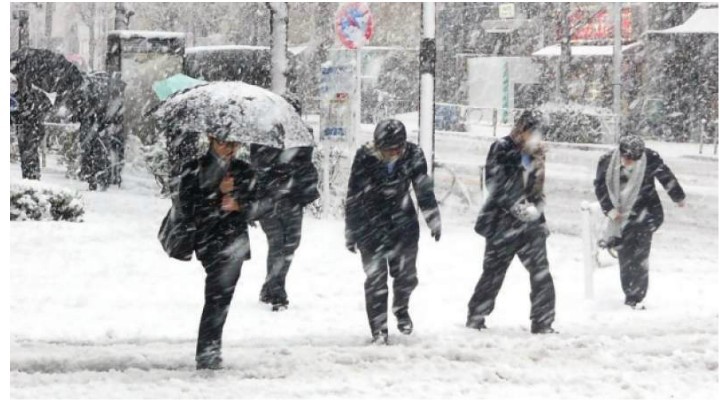 Ninge ca în poveşti în România. Utilajele de deszăpezire au intervenit