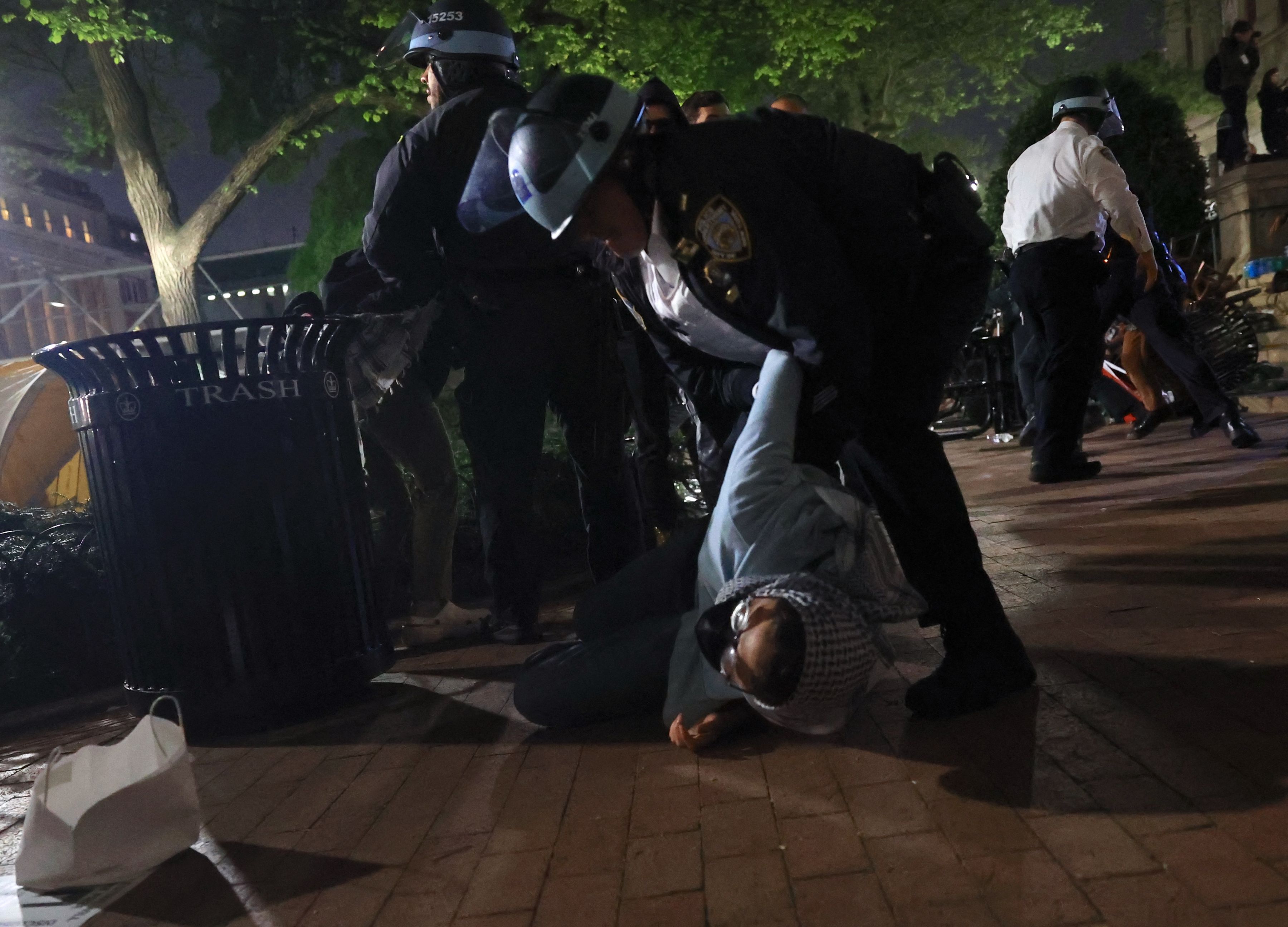 Cel mai mare scandal din SUA: Sute de poliţişti în echipament de intervenţie din New York au luat cu asalt (...)