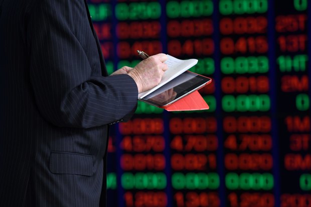 Boom-ul AI începe să sperie Wall Street-ul. Cipurile se prăbuşesc, datoriile devin o problemă, iar concurenţa chineză ameninţă marjele companiilor americane. Nasdaq scade cu 1,4%, Nvidia pierde peste 3%, iar investitorii se refugiază în obligaţiuni americane