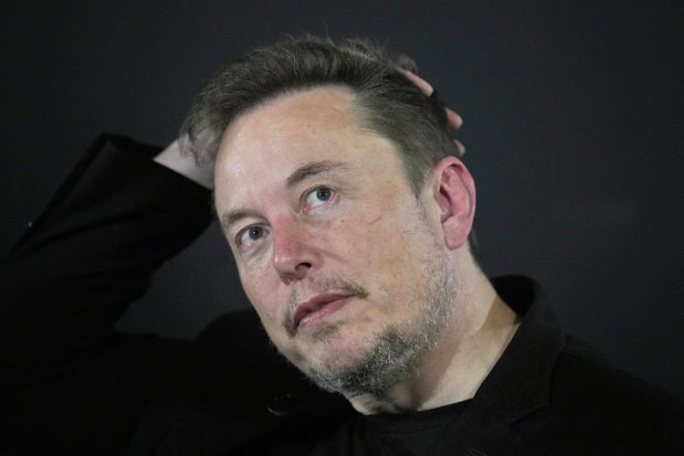 Elon Musk a prezentat maşina care zboară, se răsuceşte în aer şi sare peste alte vehicule