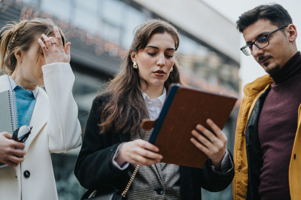 Cum mai citim corect o ştire în 2026? Ce trebuie să ştie tinerii despre informaţiile din online şi sursele în care au încredere