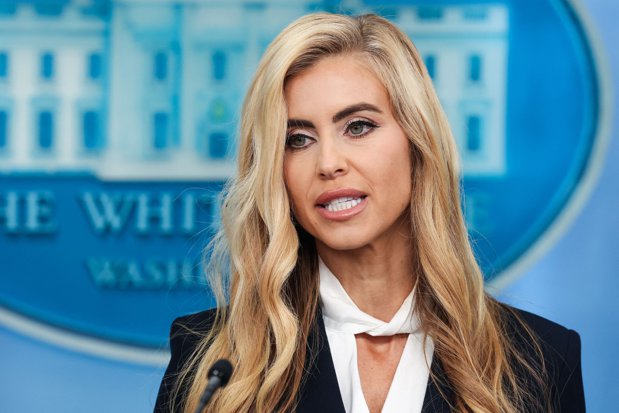 Donald Trump şi-a înlăturat purtătoarea de cuvânt de la Casa Albă după doar cinci zile în funcţie, după o primă conferinţă de presă dezastruoasă. „Poate că această funcţie nu este pentru ea”