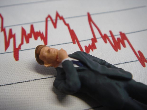 Bursa scade şi ajunge la trei şedinţe consecutive pe minus, cu MedLife, Cris-Tim şi Digi în topul scăderilor de luni. Un milion de acţiuni Transilvania Investments schimbă acţionarii