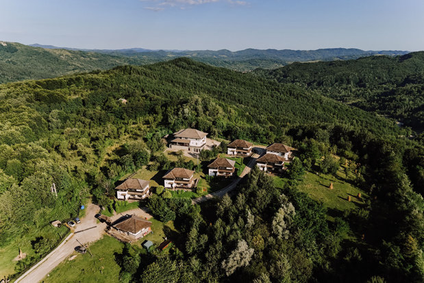 Domenii private în mijlocul naturii, scoase la vânzare în România: 22 de hectare de teren în Munţii Apuseni cu izvor propriu de apă, o casă premiată la Bienala de Arhitectură şi peste 10 hectare în inima Transilvaniei