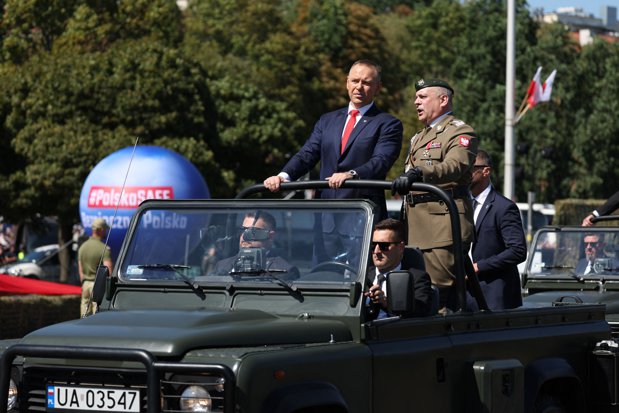 Criză politică majoră în Polonia: Preşedintele şi-a întors avionul din drum după suspendarea şefului Curţii Constituţionale, care acuză o „lovitură de stat”. Poliţia a intervenit la Varşovia