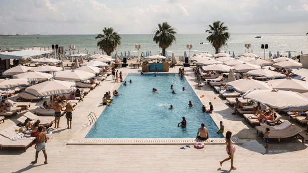 Cine s-ar fi gândit să meargă în vacanţă în Siria? Cum încearcă o fostă destinaţie de război să atragă turişti cu plaje, hoteluri de lux şi beach cluburi